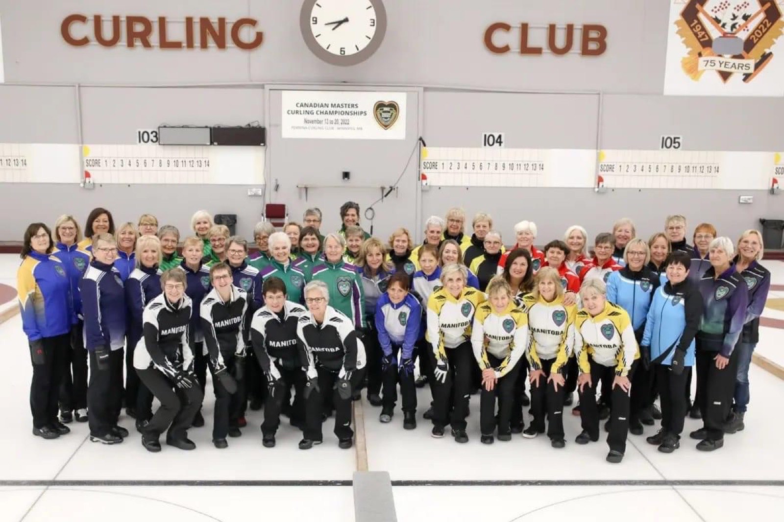 Un grand groupe de curleurs rassemblés